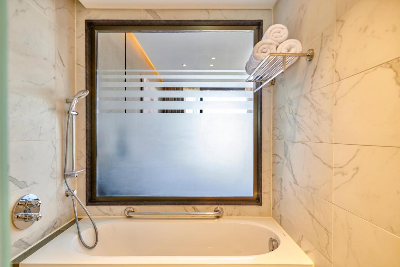 Crowne Plaza - West Cairo Arkan By Ihg 6th of October City Εξωτερικό φωτογραφία A shower over a bathtub