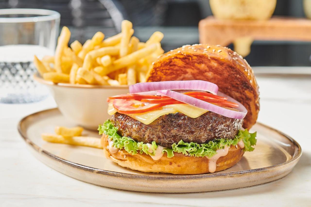 Crowne Plaza - West Cairo Arkan By Ihg 6th of October City Εξωτερικό φωτογραφία A hamburger with fries