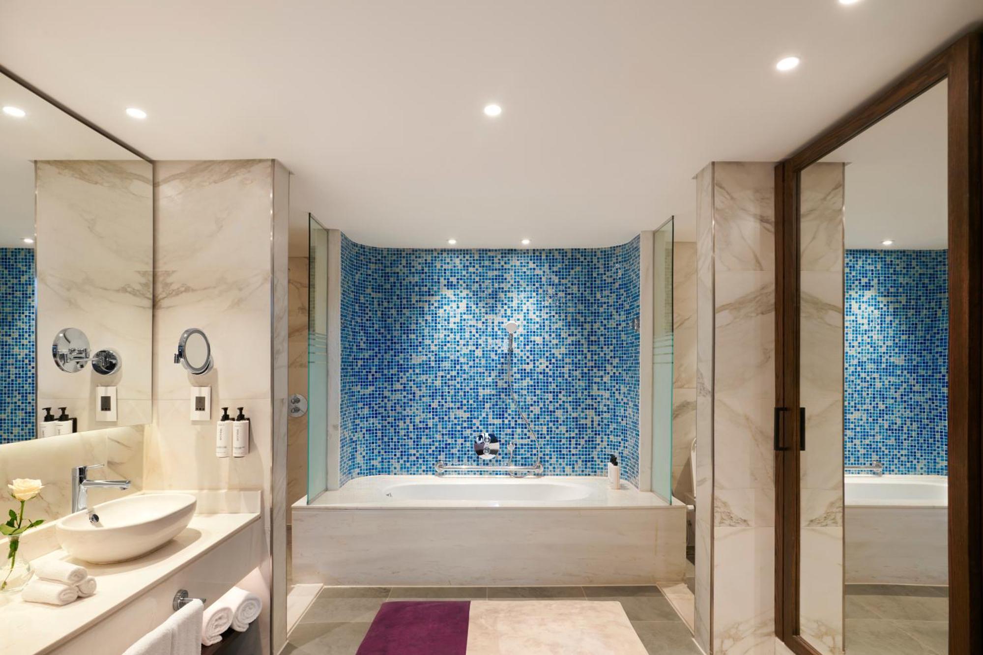 Crowne Plaza - West Cairo Arkan By Ihg 6th of October City Εξωτερικό φωτογραφία Bathroom
